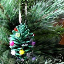 Homemade ornament idea Christmas tree pine cones