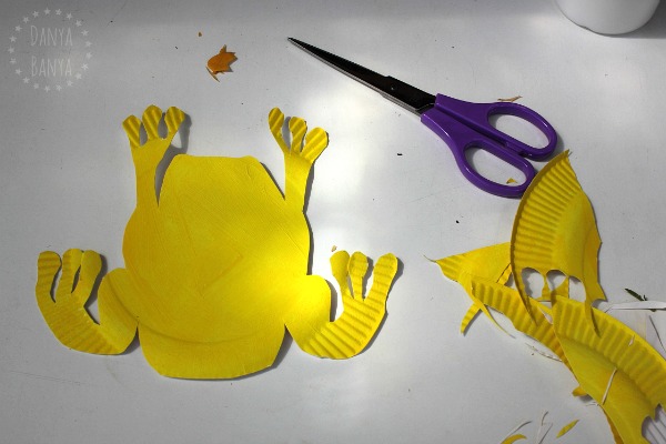 paint-a-paper-plate-yellow-and-cut-out-a-frog-shape