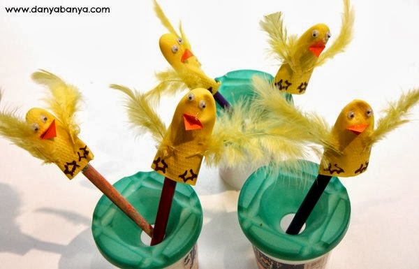 Making duckling finger puppets from the fingers of a rubber glove